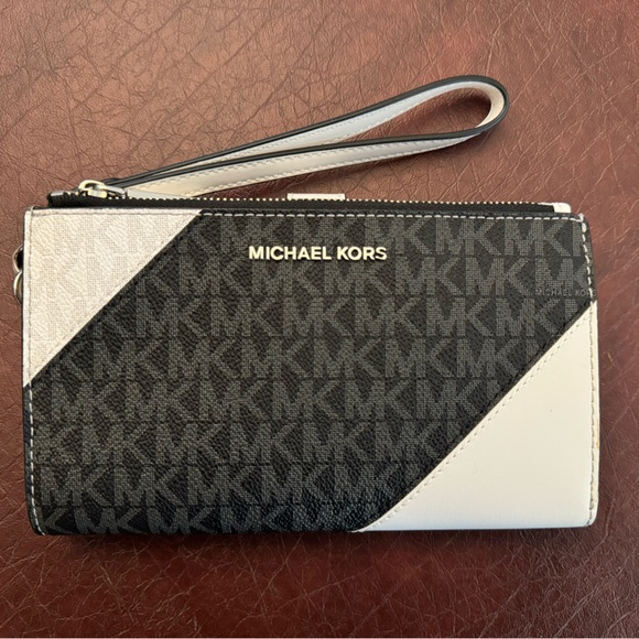 Michael Kors Adele Smartphone Wallet - Picture 1 of 4